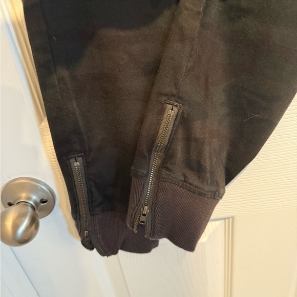 Evereve Midnight Camo Joggers Size 27. Zip Ankle. - Picture 6 of 9